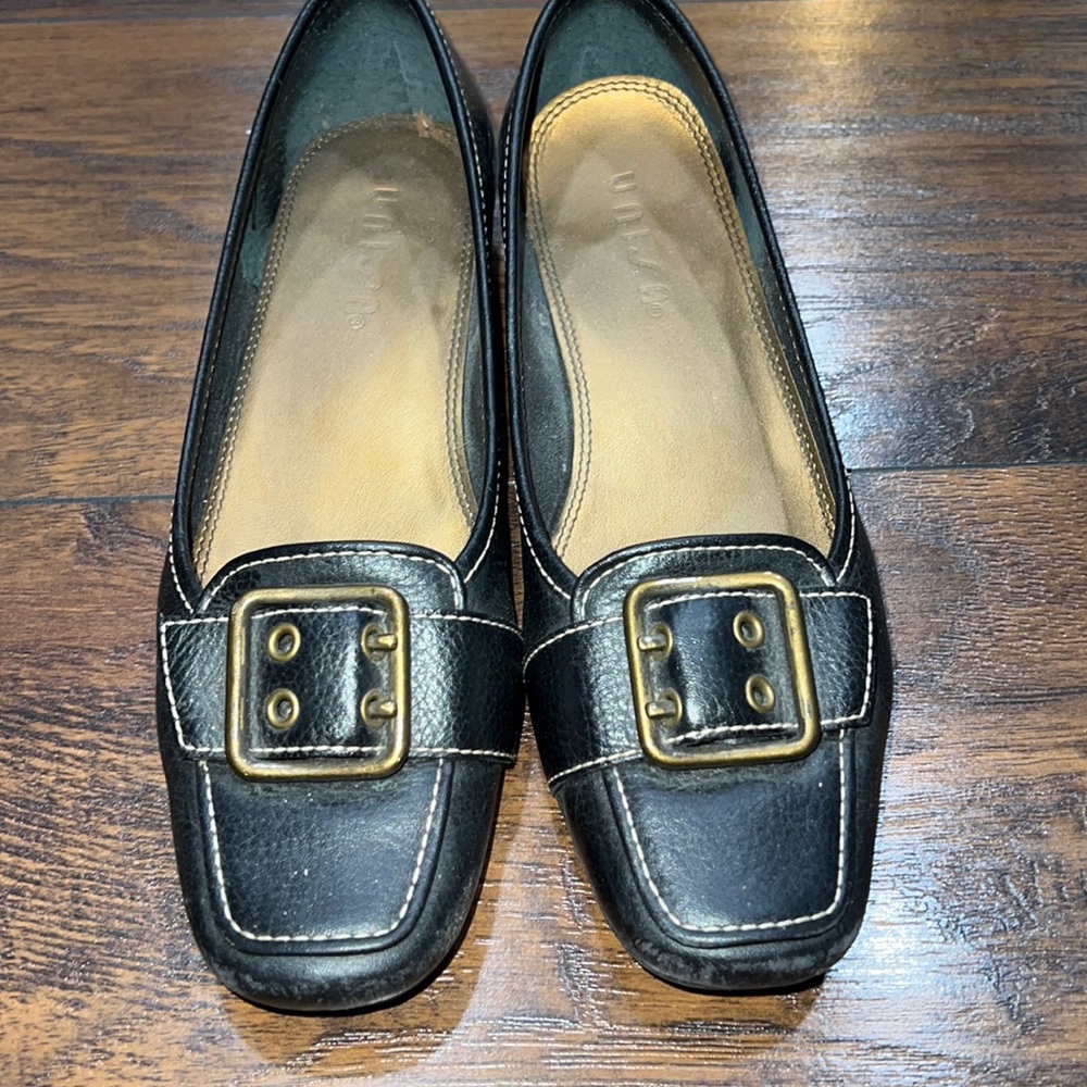 Unisa size 7 B leather upper low heels black EUC!